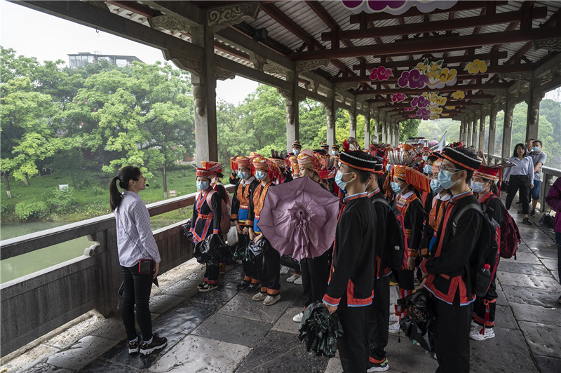 金秀“獨秀班”聽陳光烈士事跡介紹（李顯楊攝）.jpg