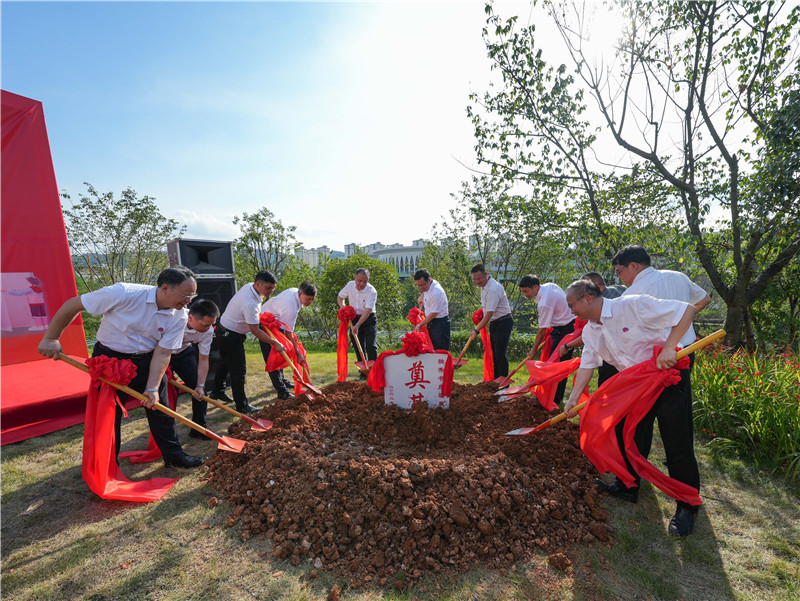 福泉市領(lǐng)導(dǎo)、廣西師大領(lǐng)導(dǎo)、廣西師大出版社領(lǐng)導(dǎo)等嘉賓為獨(dú)秀書(shū)房·福泉店培土奠基.jpg